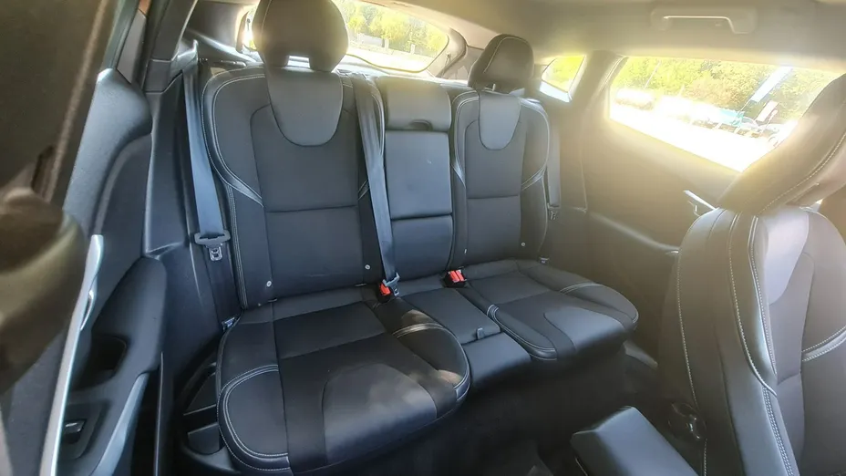 VOLVO V40 -