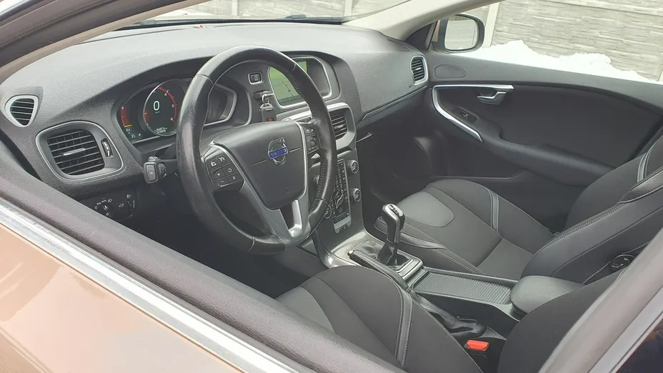 VOLVO V40 -