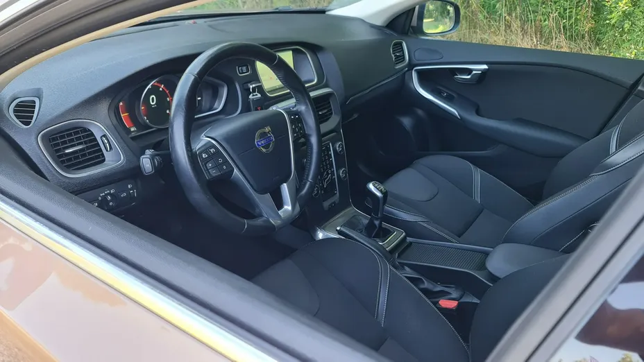 VOLVO V40 -