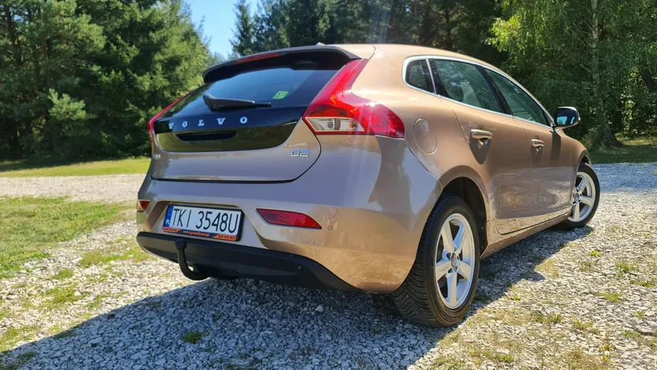 VOLVO V40 -