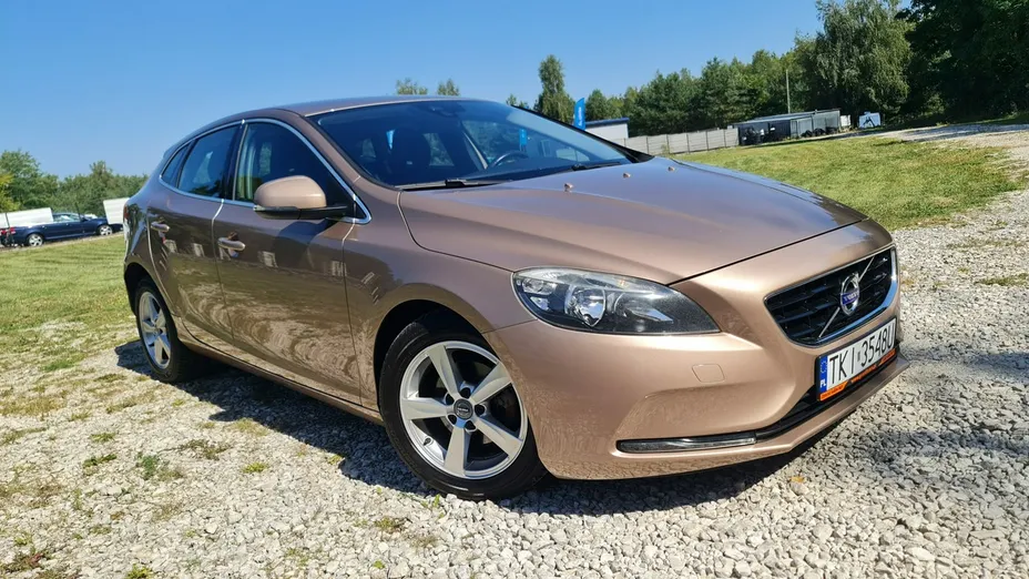 VOLVO V40 -