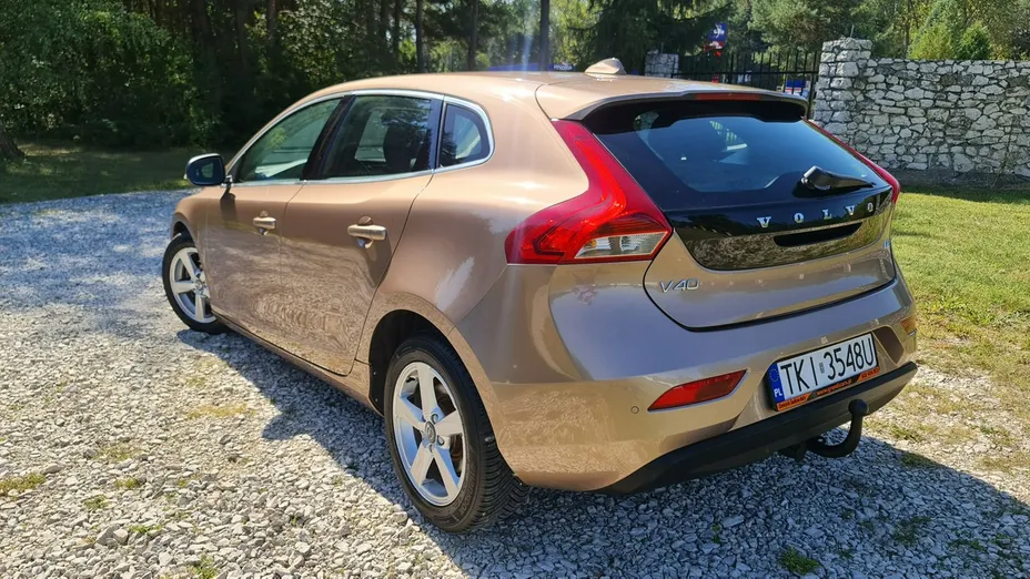 VOLVO V40 -