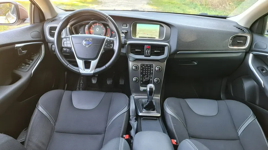 VOLVO V40 -