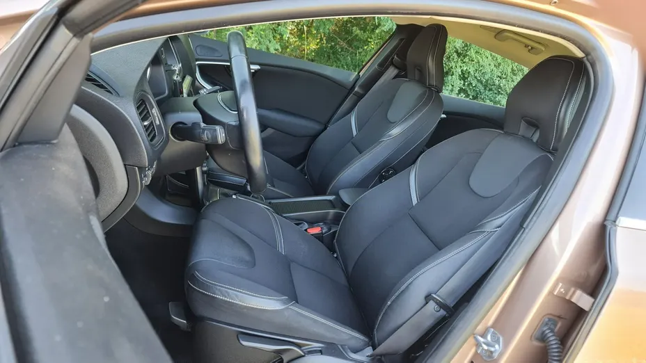 VOLVO V40 -