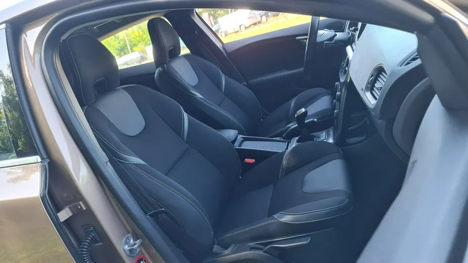 VOLVO V40 -