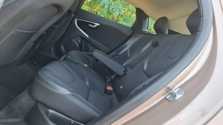 VOLVO V40 -