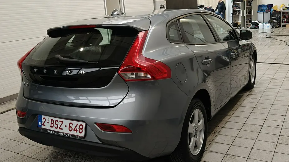 VOLVO V40 -