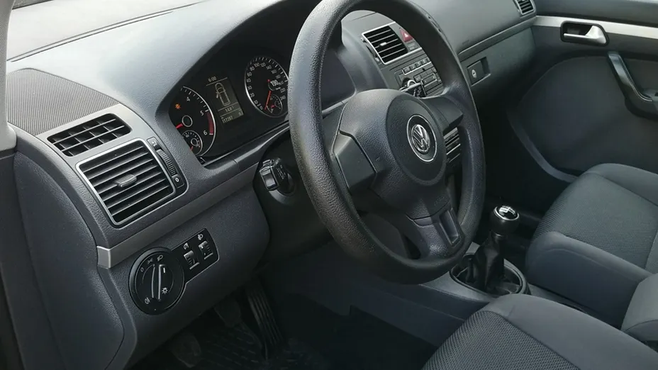 VOLKSWAGEN Touran -