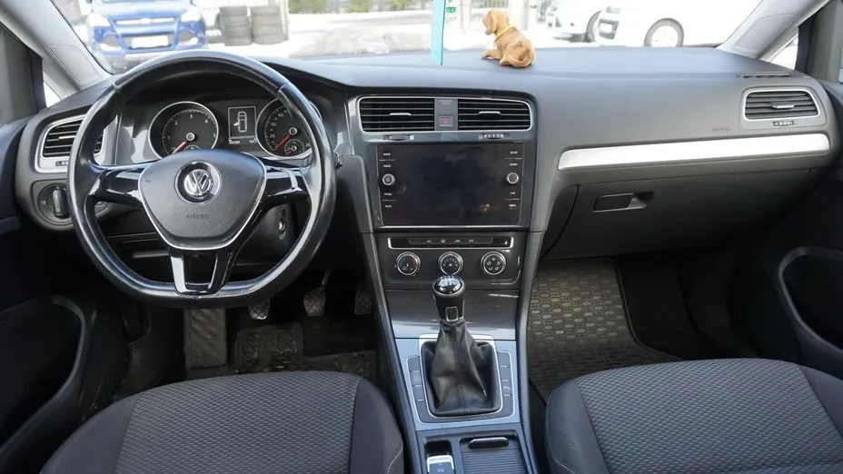VOLKSWAGEN Golf -