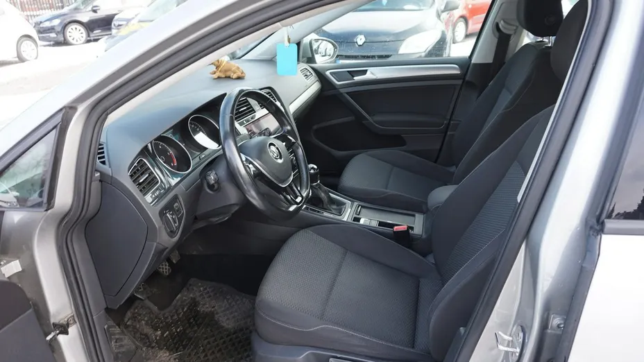 VOLKSWAGEN Golf -