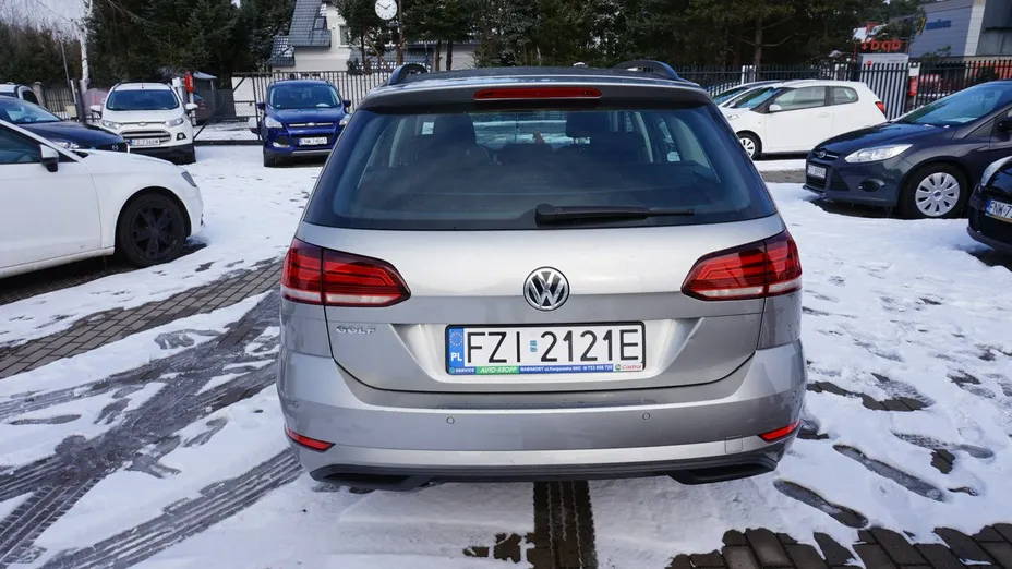 VOLKSWAGEN Golf -