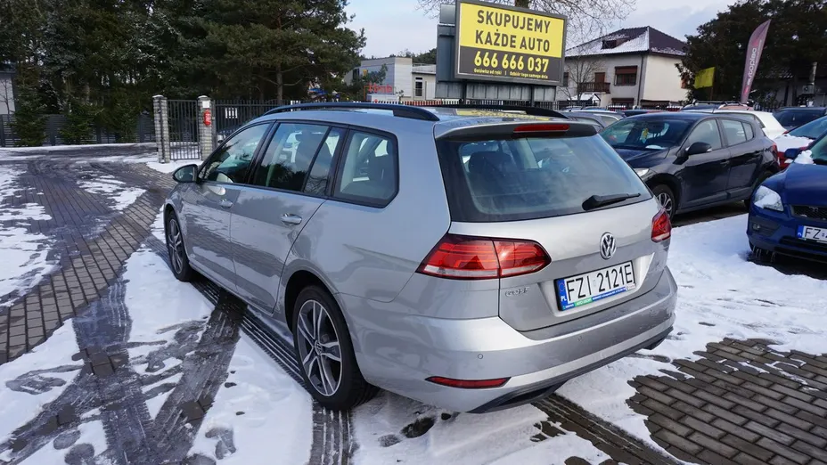 VOLKSWAGEN Golf -