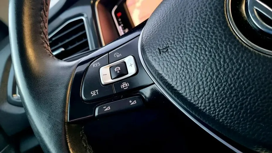 VOLKSWAGEN T-ROC -
