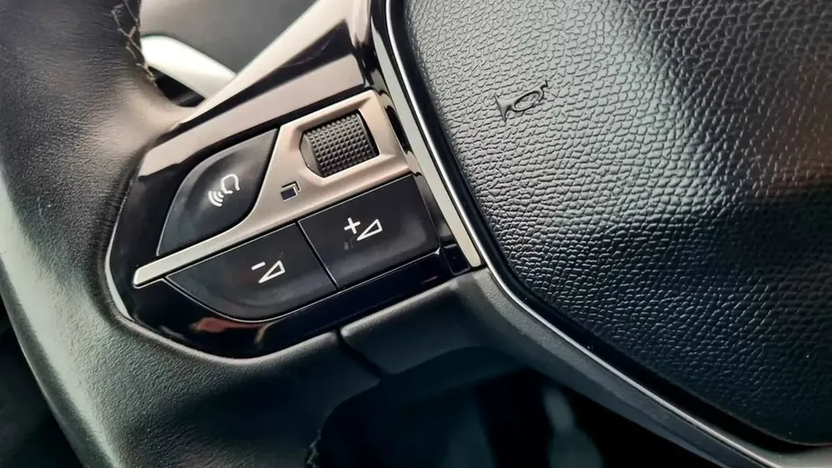 PEUGEOT 3008 -