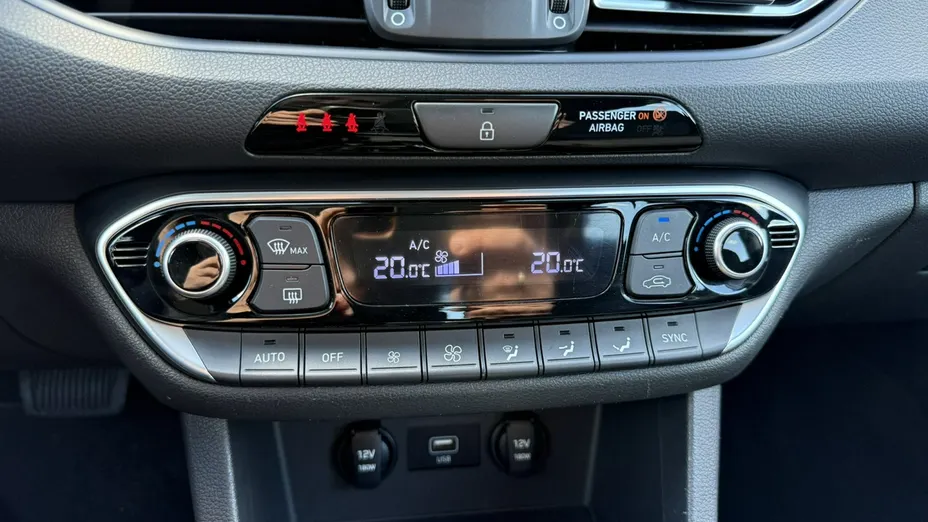 HYUNDAI i30 -