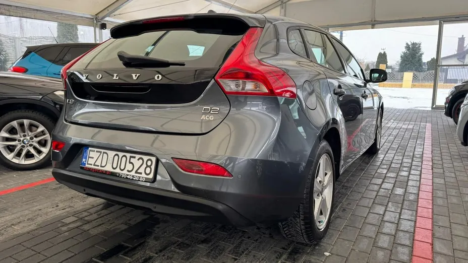 VOLVO V40 -