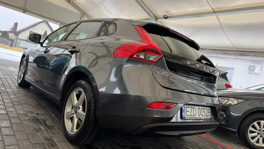 VOLVO V40 -