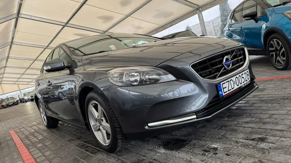 VOLVO V40 -