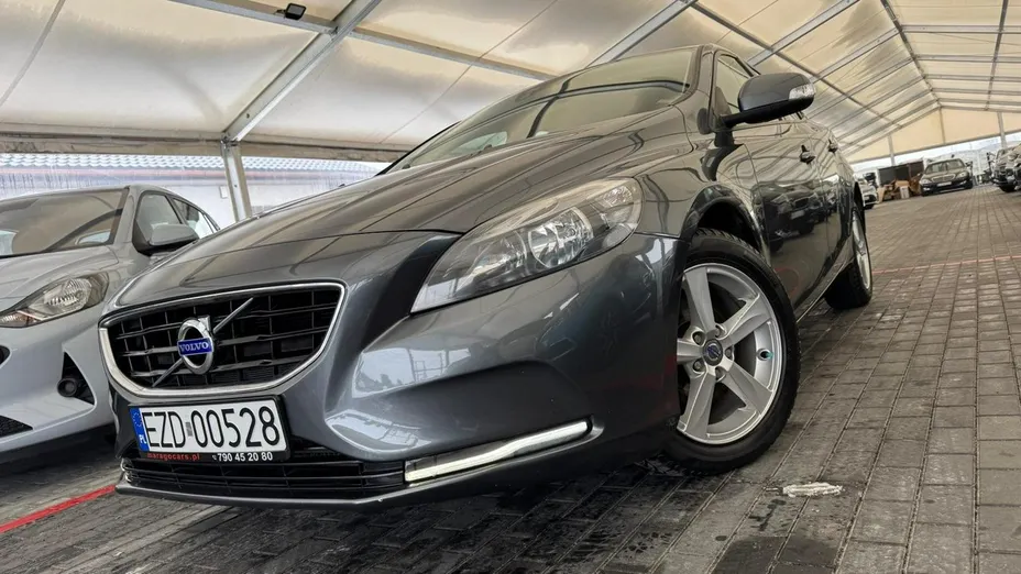 VOLVO V40 -