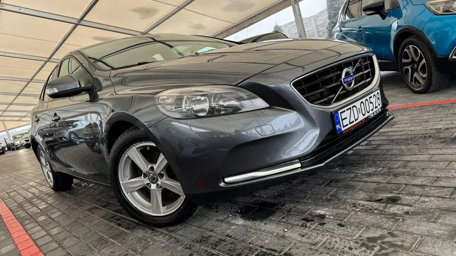 VOLVO V40 -
