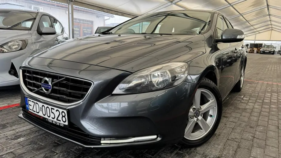 VOLVO V40 -