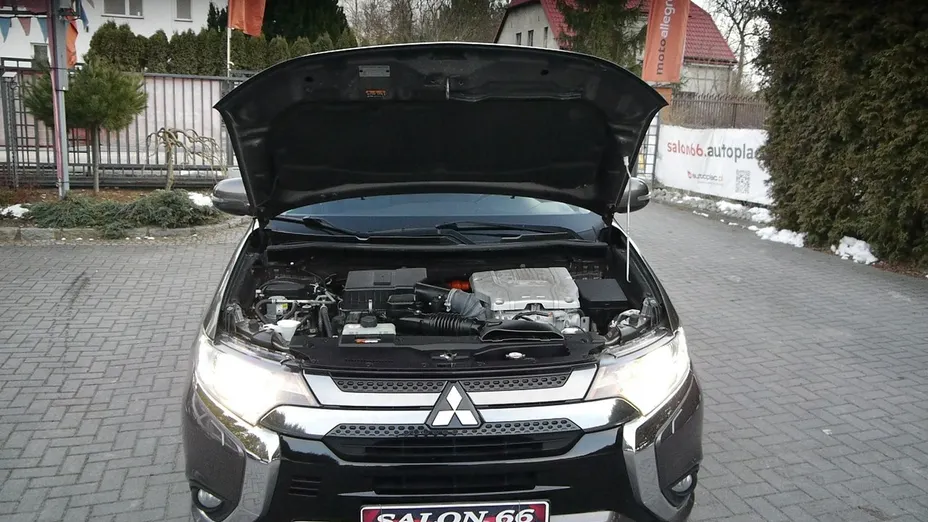 MITSUBISHI Outlander -