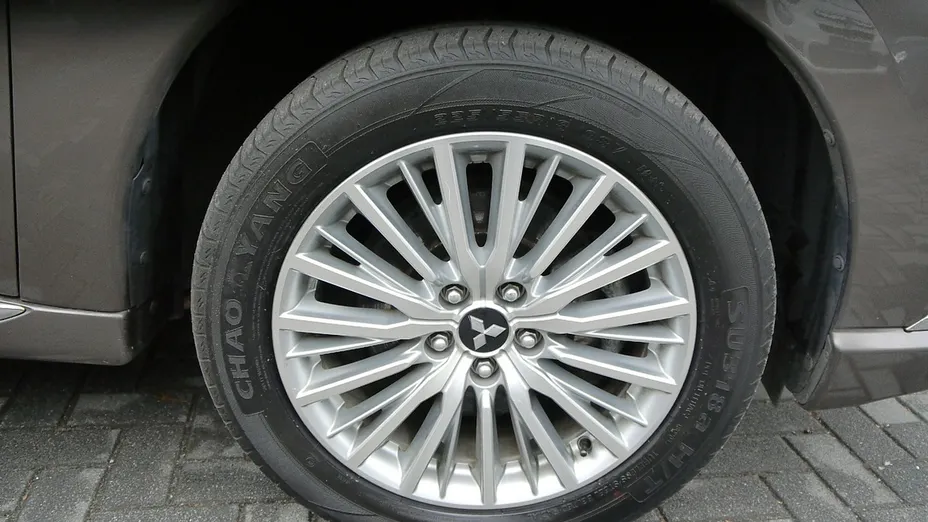 MITSUBISHI Outlander -