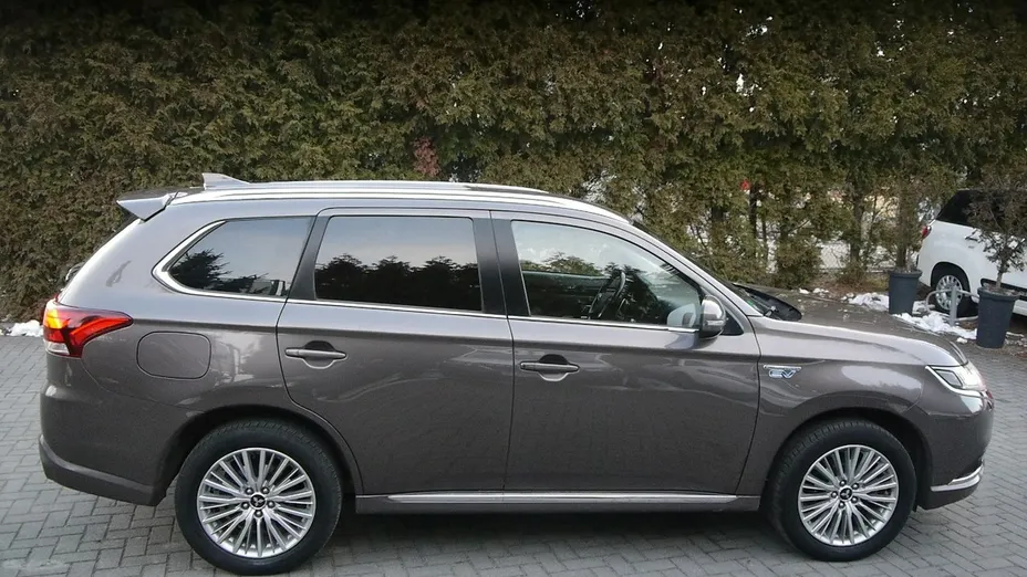 MITSUBISHI Outlander -