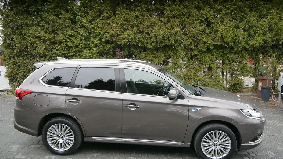 MITSUBISHI Outlander -