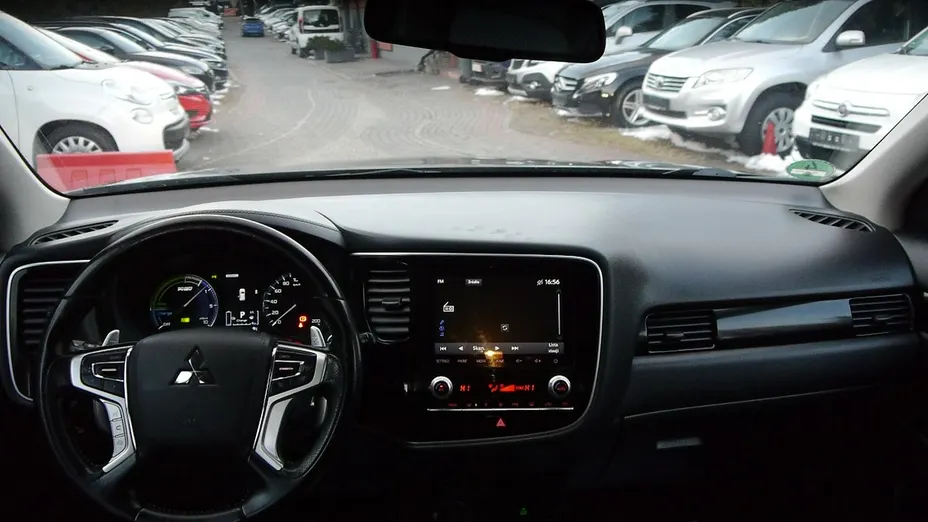 MITSUBISHI Outlander -