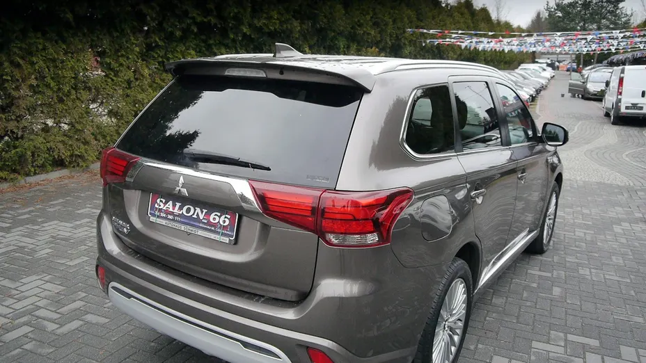 MITSUBISHI Outlander -