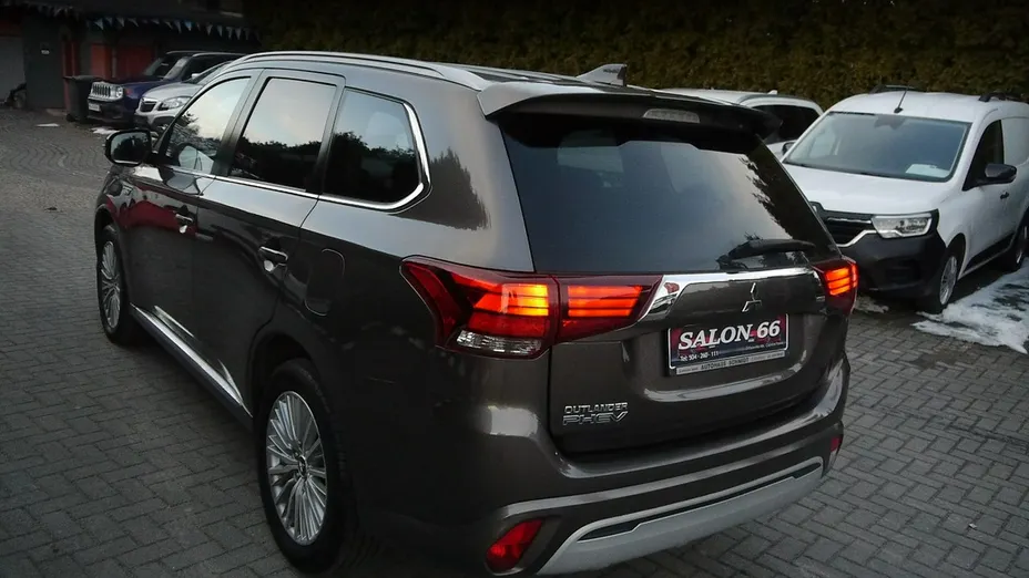 MITSUBISHI Outlander -