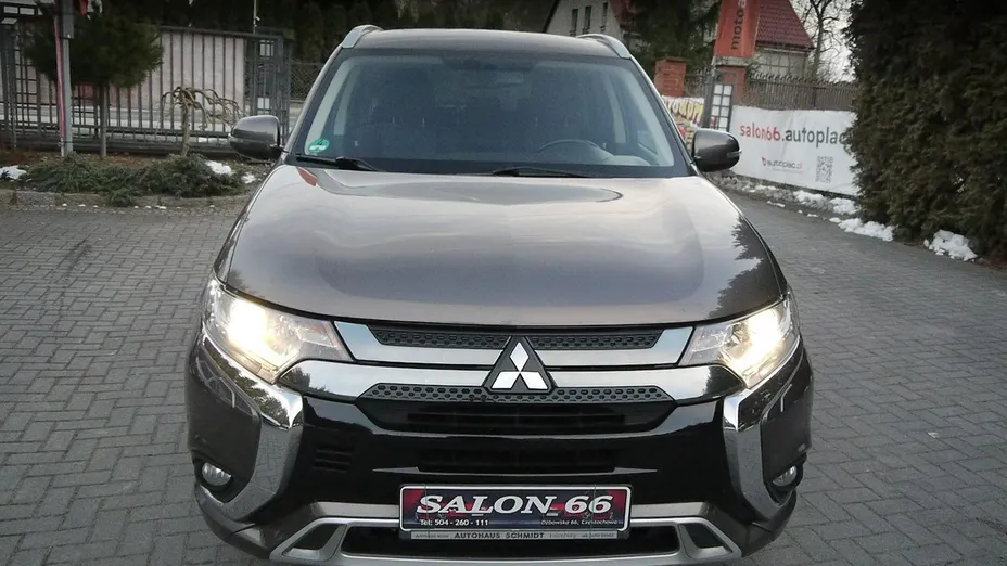 MITSUBISHI Outlander -