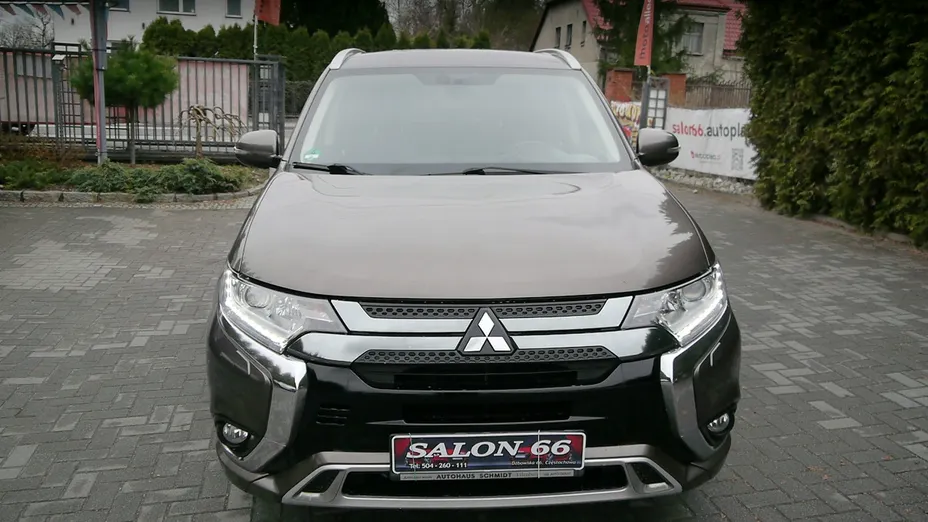 MITSUBISHI Outlander -