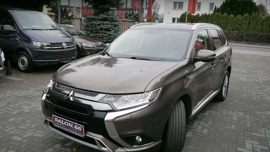 MITSUBISHI Outlander -