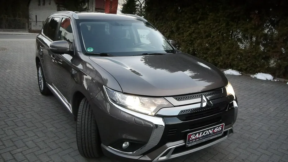 MITSUBISHI Outlander -