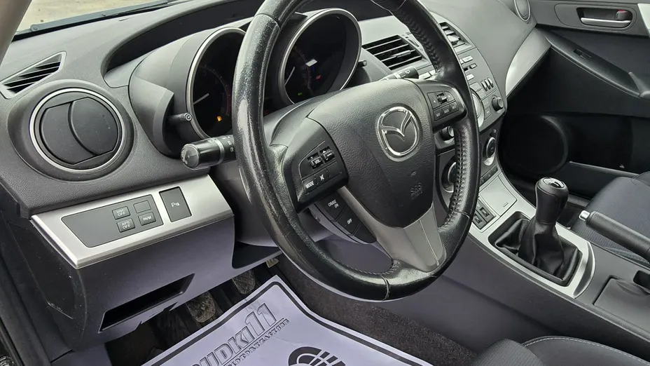 MAZDA 3 -