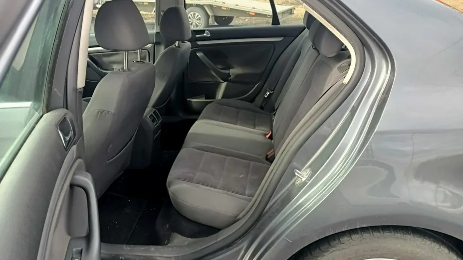 VOLKSWAGEN Jetta -