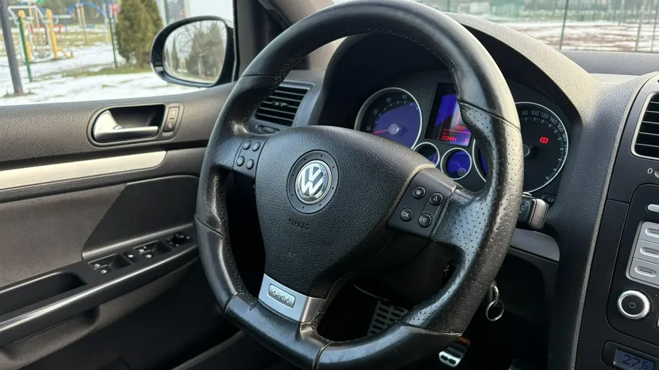 VOLKSWAGEN Golf -