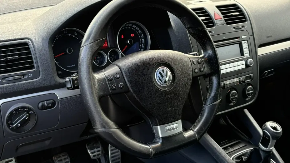 VOLKSWAGEN Golf -