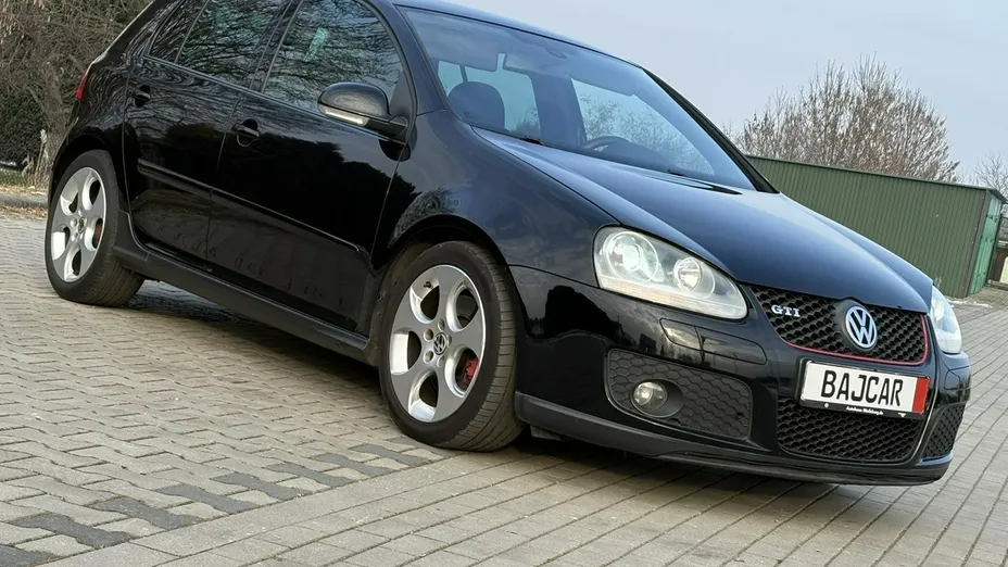 VOLKSWAGEN Golf -