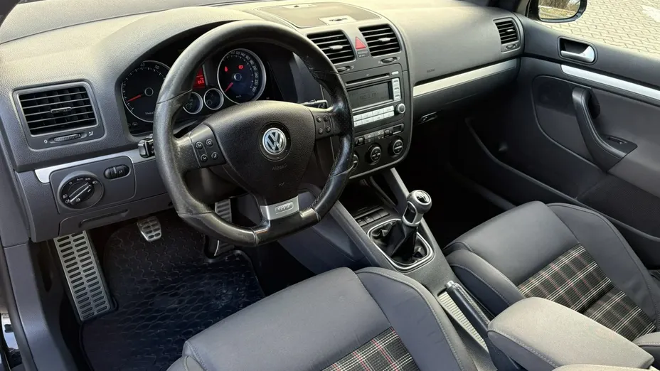 VOLKSWAGEN Golf -