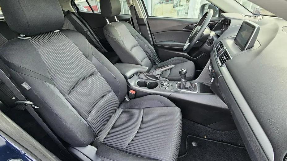 MAZDA 3 -
