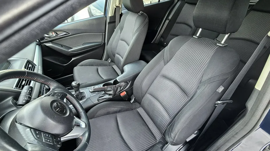 MAZDA 3 -