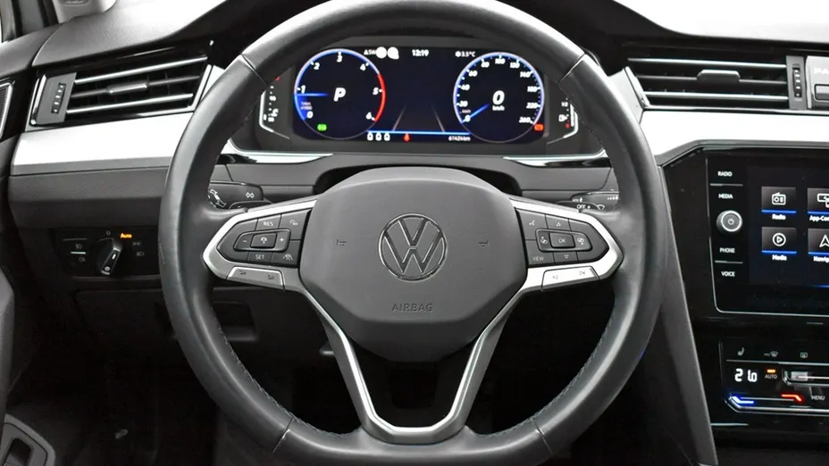 VOLKSWAGEN Passat -
