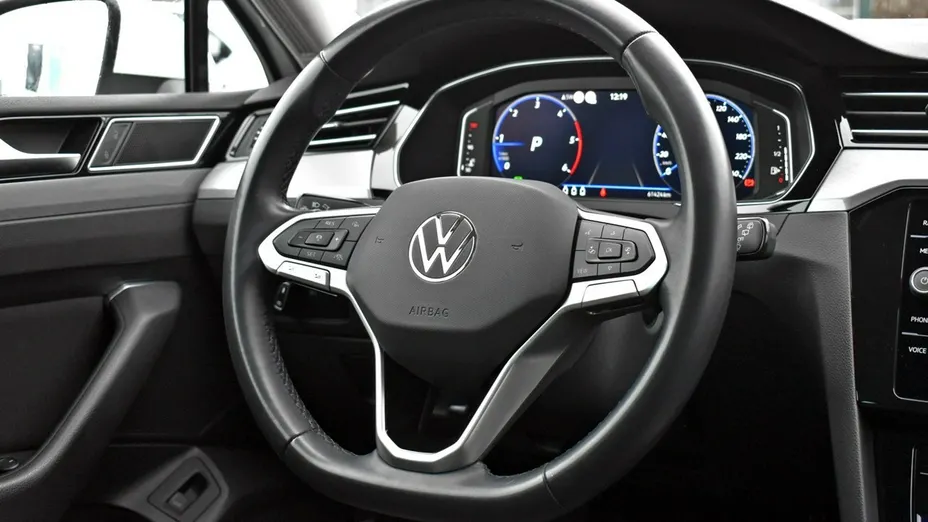 VOLKSWAGEN Passat -