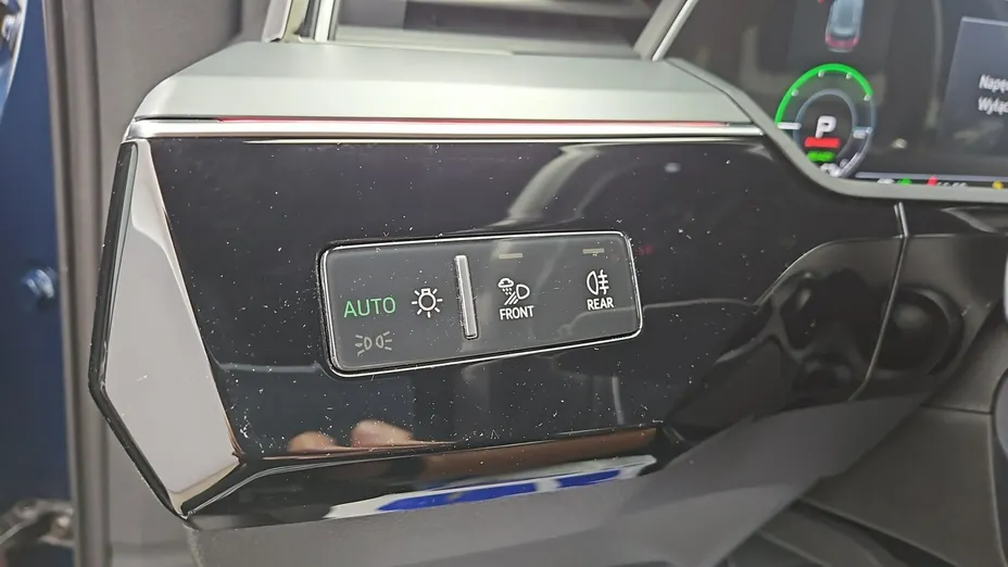 AUDI e-tron -