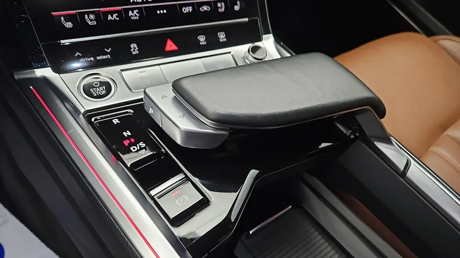 AUDI e-tron -