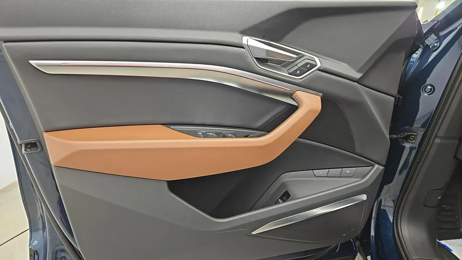 AUDI e-tron -