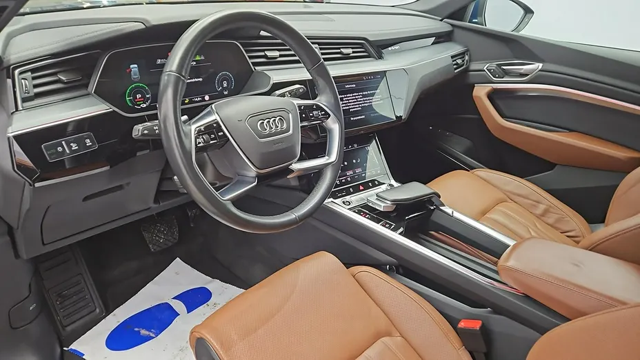 AUDI e-tron -